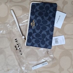 NWT Coach Large Corner Zip Wristlet in Signature Jacquard